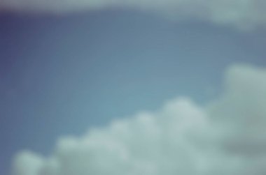 Mavi gökyüzü ve beyaz bulut.