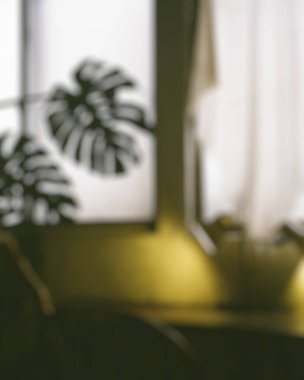 Penceresi olan modern bir iç mekanın bulanık arkaplanı