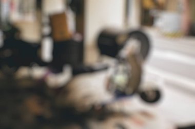 Arabanın bulanık arkaplanı ve galerideki bulanık görüntüsü.