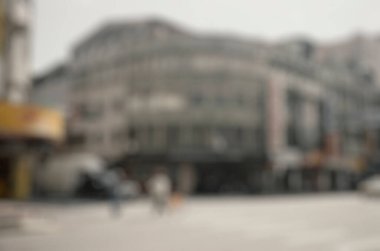 Yoldaki araba bulanık.