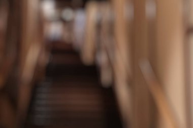 tren platformu bulanık arkaplanlı