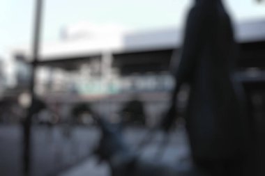 Sokakta yürüyen insanların bulanıklığı