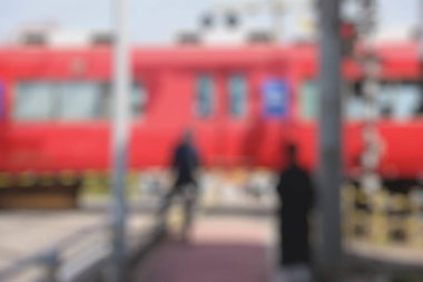 Demiryolu istasyonu arkaplanı bulanık