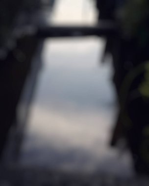 Ormandaki eski paslı demir çitin bulanık arka planı, sonbahar yapraklarının bulanık arka planı.