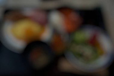 Bulanık bir masada yemek.