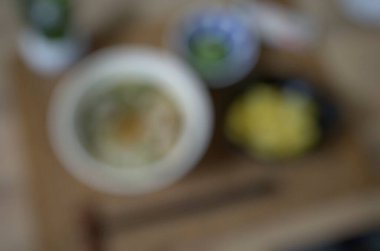 Soyut bulanık kahve fincanı ahşap masada. kahve arkaplanı