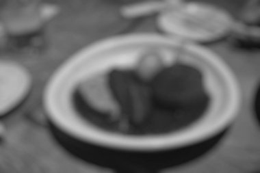 Kahve dükkanındaki yemekler bulanık.