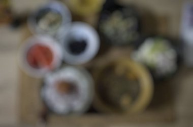 Kafenin arka planı bulanık. Kahve zamanı..