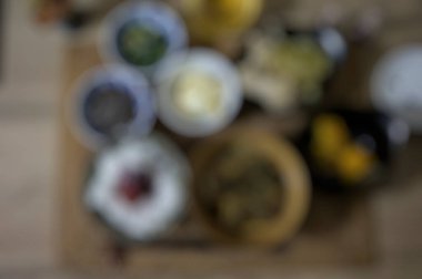 Bulanık arkaplanın tahta masası