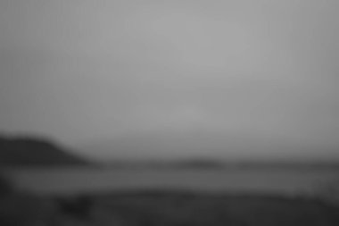 Arka plandaki dağın bulanık görüntüsü. siyah ve beyaz.