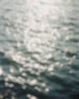 Nehre su damlaları, arka plan