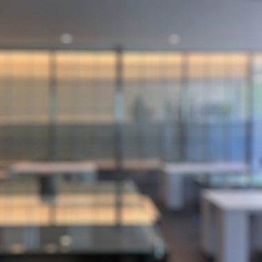 Ofisin ve modern ofisin bulanık arkaplanı.