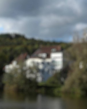 Renkli odaklanmış bokeh ile bulanık şehir arkaplanı