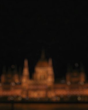 Gece şehrin bulanık ışıkları