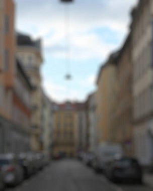 Şehir manzarası akşam yolda bulanıklaşıyor.