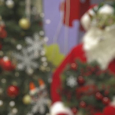 Arkaplanı bulanık bir Noel süslemesi