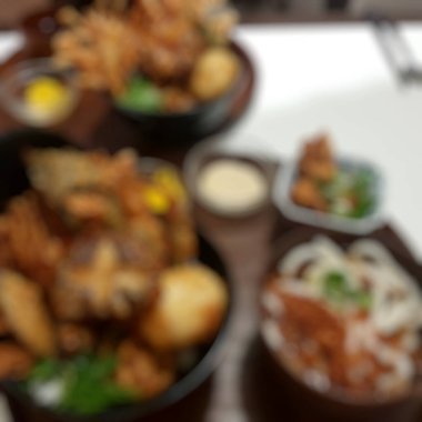 Bulanık beyaz kasede kızarmış yumurta manzarası