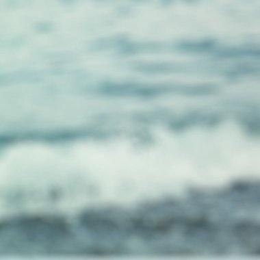 Okyanusun ve plajın bulanık arkaplanı.