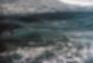 Su dokusuyla soyut mavi bulanık cam arkaplan