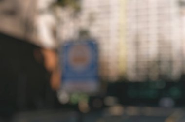 Caddenin arka planında bir sürü insan var.