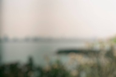 Bokeh ile doğanın bulanık arkaplanı.