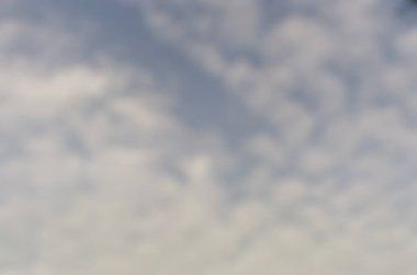 Beyaz bulutlu mavi gökyüzü