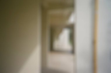 Camlı, modern bir binanın içinde.