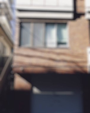 Modern binanın bulanık arkaplanı