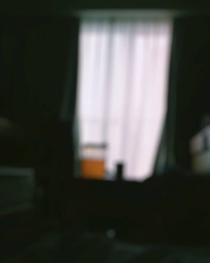 Penceresi olan bir odanın bulanık arkaplanı