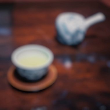 Bir fincan çay iç.