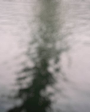 Su yüzeyinin soyut arkaplanı, suyun bulanık arkaplanıyla bulanık arkaplan