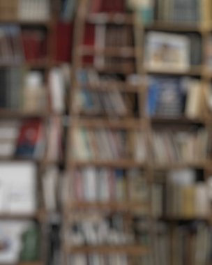 Modern kütüphanede kitapların ve kitaplığın bulanık görünümü