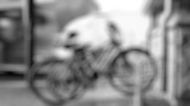 Bulanık görüntü, sokakta bisiklete binen insanlar, soyut arkaplan