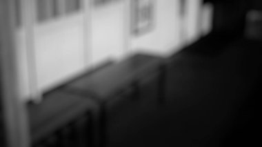 Garajdaki araba bulanık.