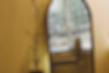 Arka plan bulanık. Bir pencerenin soyut arkaplanı.