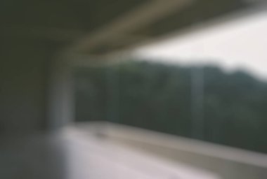 Pencere ve gölgeyle bulanık arkaplan