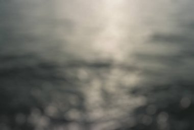 Bokeh ışığıyla deniz ve okyanusun bulanık arkaplanı.