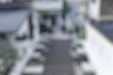 Beyaz ve gri renkli modern şehrin bulanık arka planı