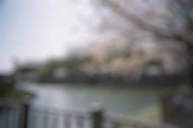 Sonbahar parkındaki nehrin bulanık görüntüsü, bokeh etkisi, bulanık arkaplan