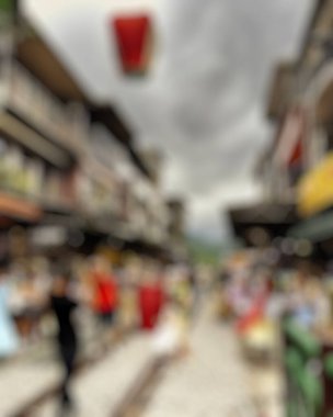 Alışveriş yapan insanların bulanık görüntüsü