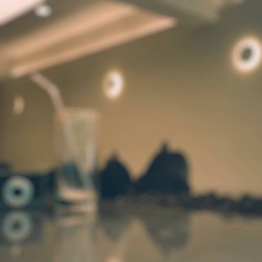 Arka planı bulanık boş mutfak tezgahı