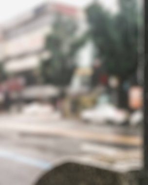 Modern binanın bulanık arkaplanı.