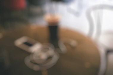 Arka planda şarap şişesi bulanıklığı