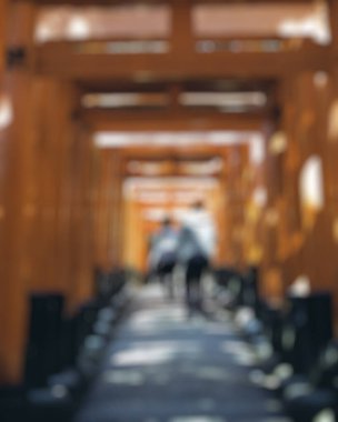 Parkta yürüyen insanlarla arka planda bulanıklık