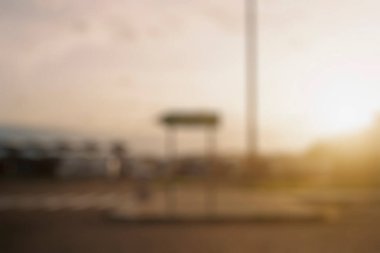 Gün batımında şehrin yol bulanıklığı