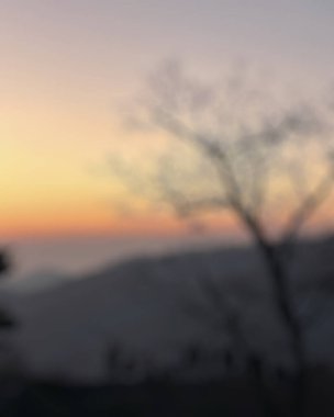 Dağ manzarası bulanık