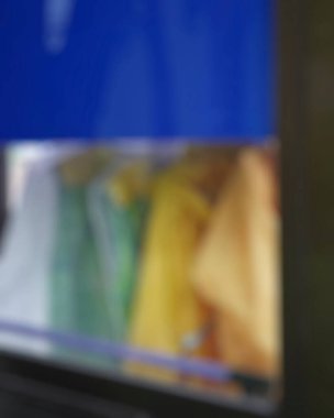 Bilgisayarın ve akıllı telefonun bulanık arkaplanı