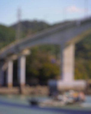 Nehir üzerindeki bir köprünün bulanık görüntüsü