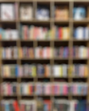Kütüphanedeki raflardaki kitapların bulanıklığı