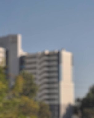 Şehirdeki yolda araba bulanıklaştı.